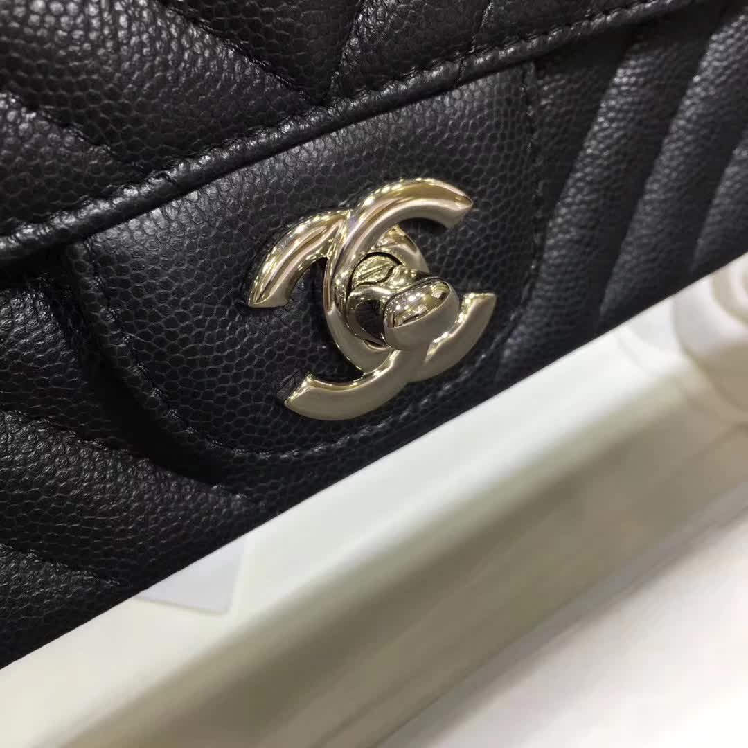 Chanel 香奈儿 Classic Flap V字绣 小鱼子酱 黑色 17cm 银