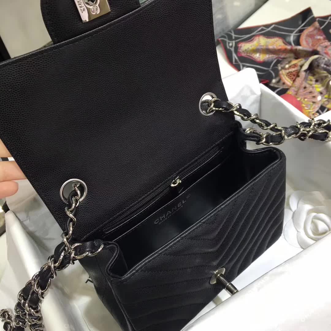 Chanel 香奈儿 Classic Flap V字绣 小鱼子酱 黑色 17cm 银