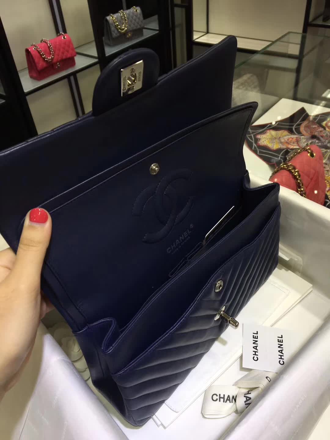 Chanel 香奈儿 V字绣 小羊皮 宝石蓝 25cm 银色