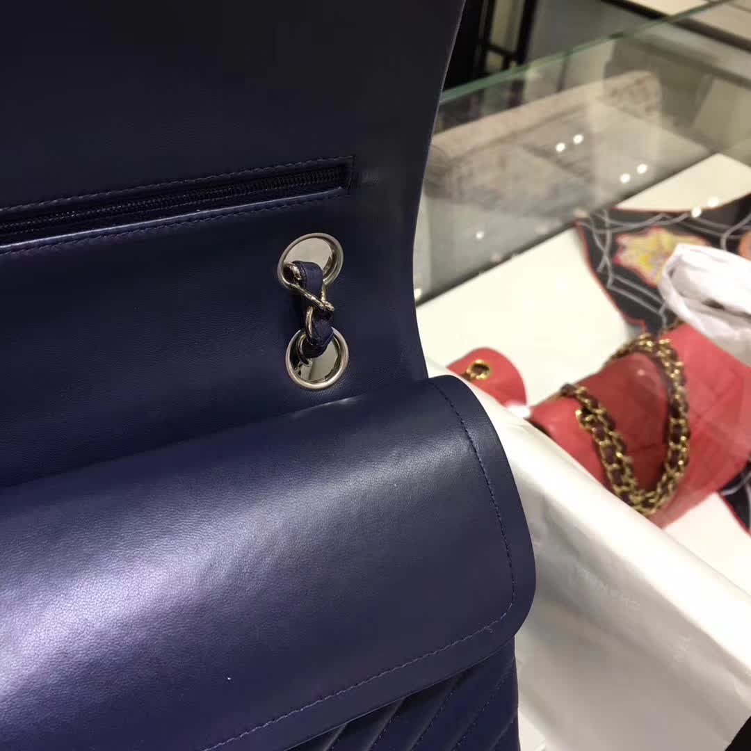 Chanel 香奈儿 V字绣 小羊皮 宝石蓝 25cm 银色