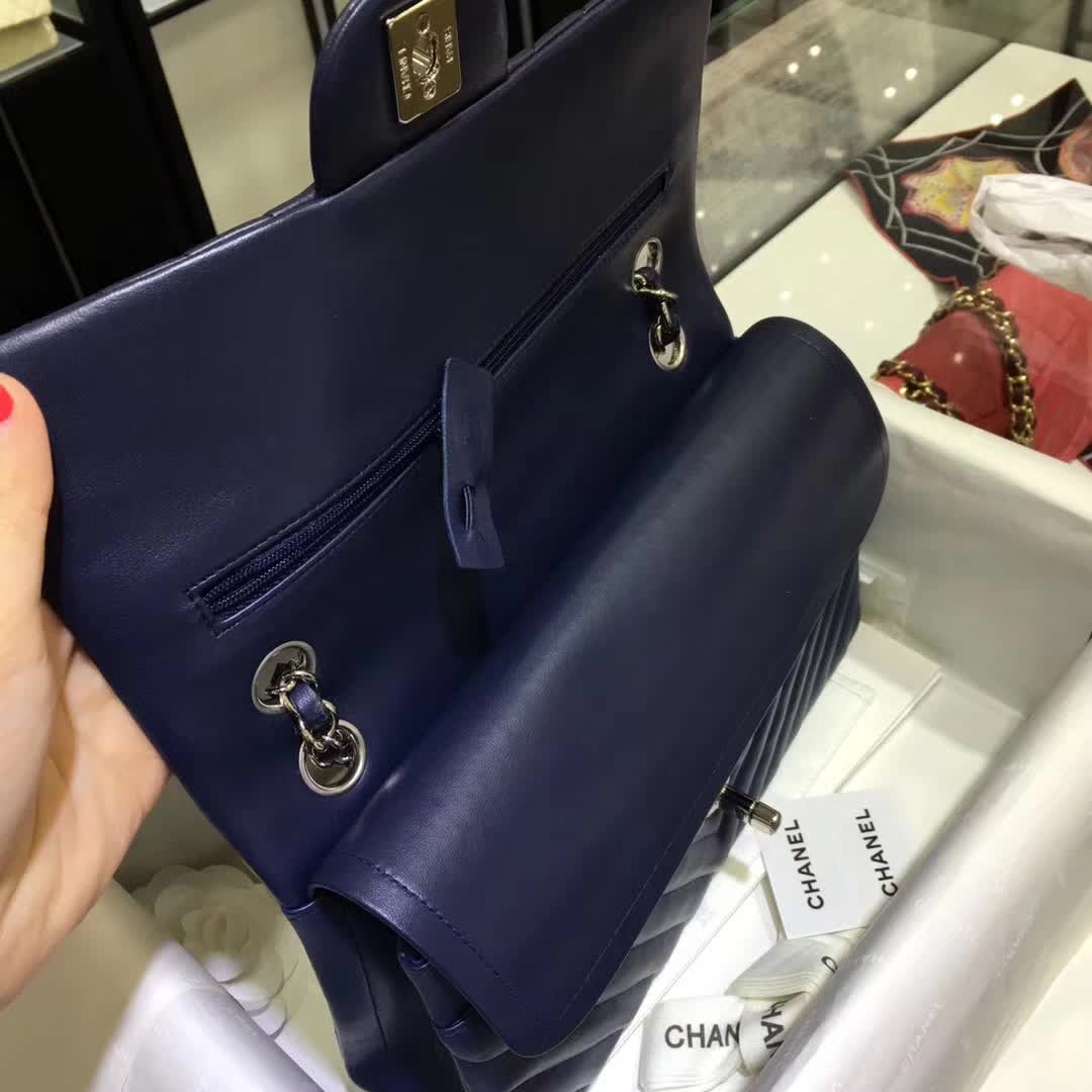 Chanel 香奈儿 V字绣 小羊皮 宝石蓝 25cm 银色
