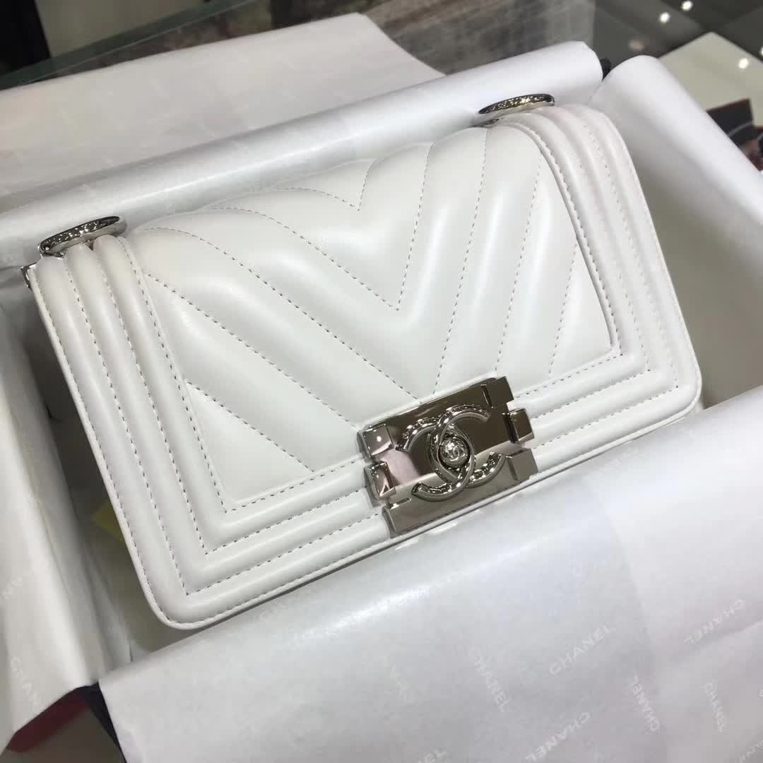 CHANEL Leboy 大V字绣 小羊皮 白色 20cm 银 一件代发