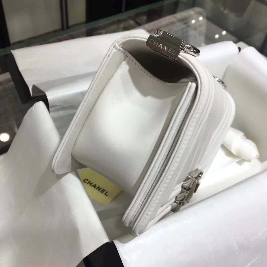 CHANEL Leboy 大V字绣 小羊皮 白色 20cm 银 一件代发