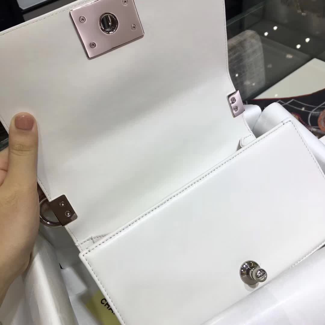 CHANEL Leboy 大V字绣 小羊皮 白色 20cm 银 一件代发