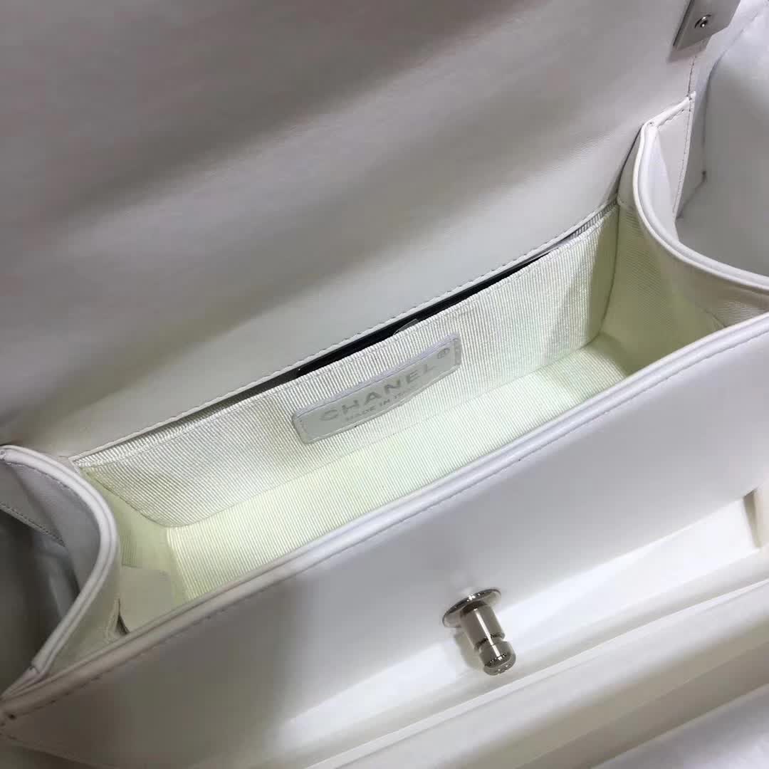 CHANEL Leboy 大V字绣 小羊皮 白色 20cm 银 一件代发