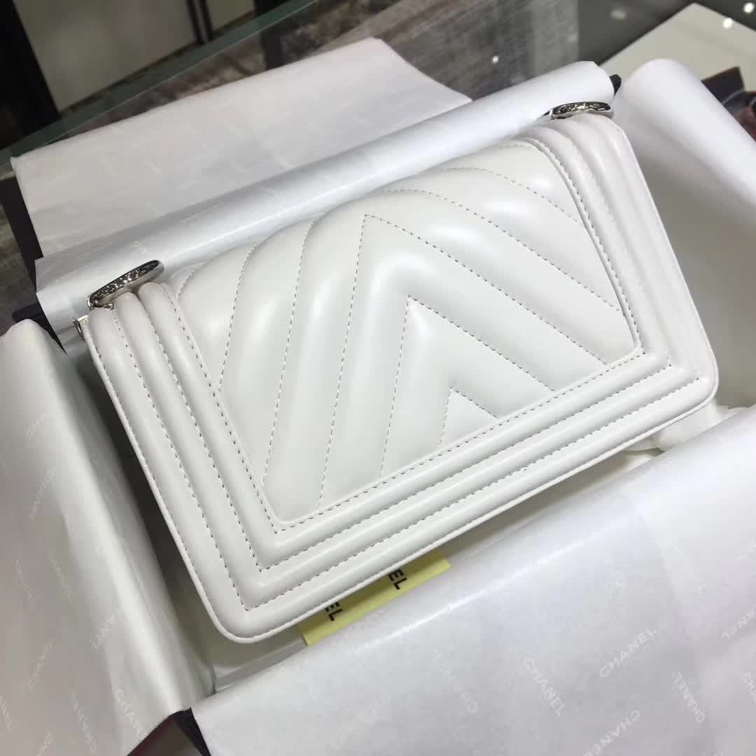 CHANEL Leboy 大V字绣 小羊皮 白色 20cm 银 一件代发