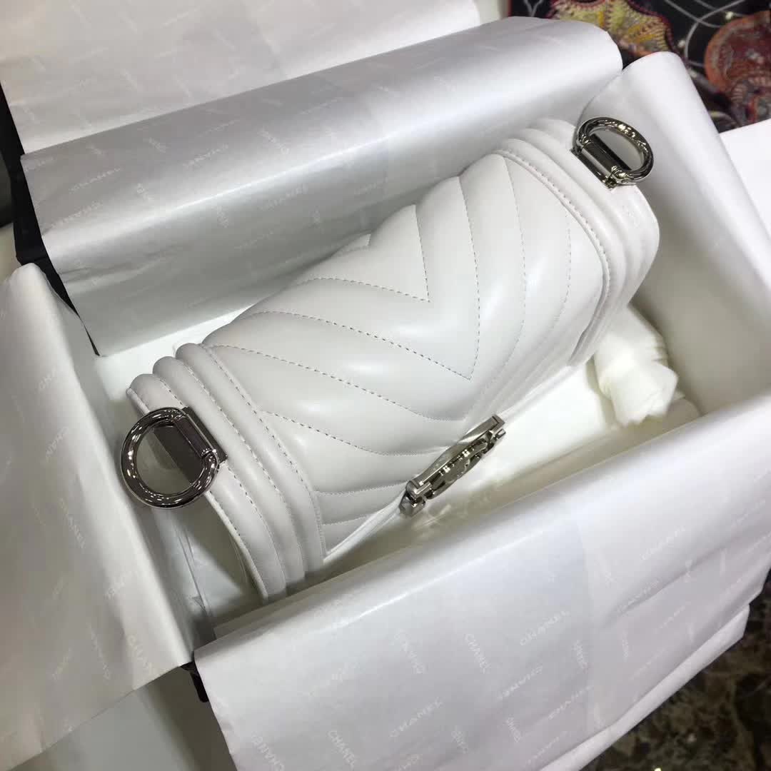 CHANEL Leboy 大V字绣 小羊皮 白色 20cm 银 一件代发