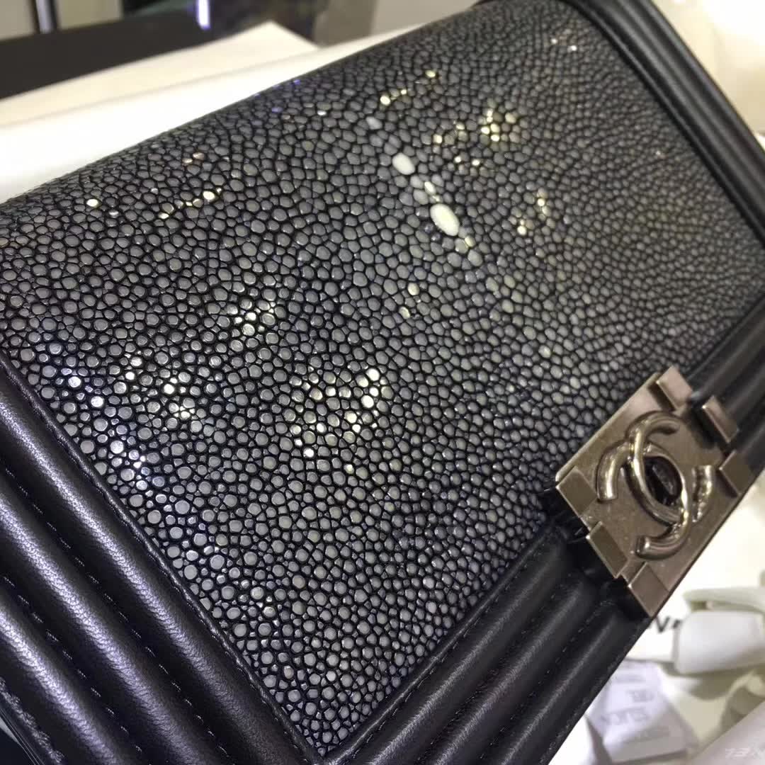 Chanel 香奈儿 Leboy 珍珠鱼皮 黑色 25cm 古银