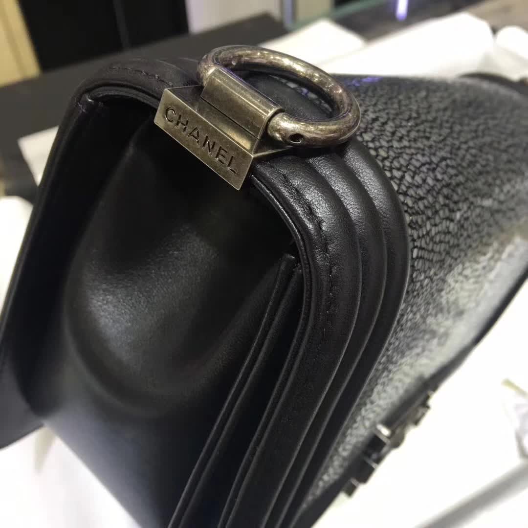 Chanel 香奈儿 Leboy 珍珠鱼皮 黑色 25cm 古银