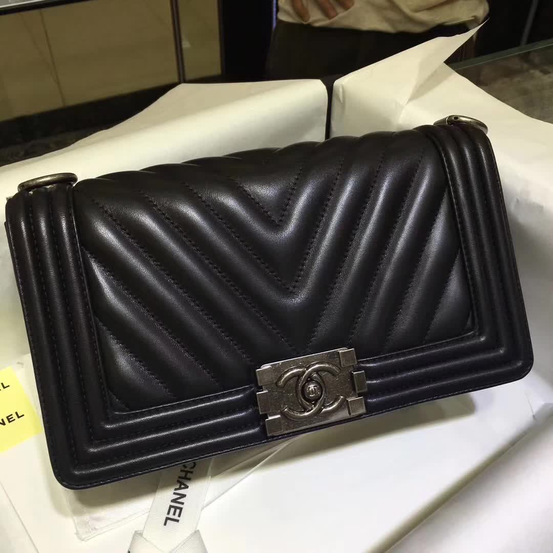 Chanel 香奈儿 Leboy V字绣 羊皮 黑色 25cm 古银五金