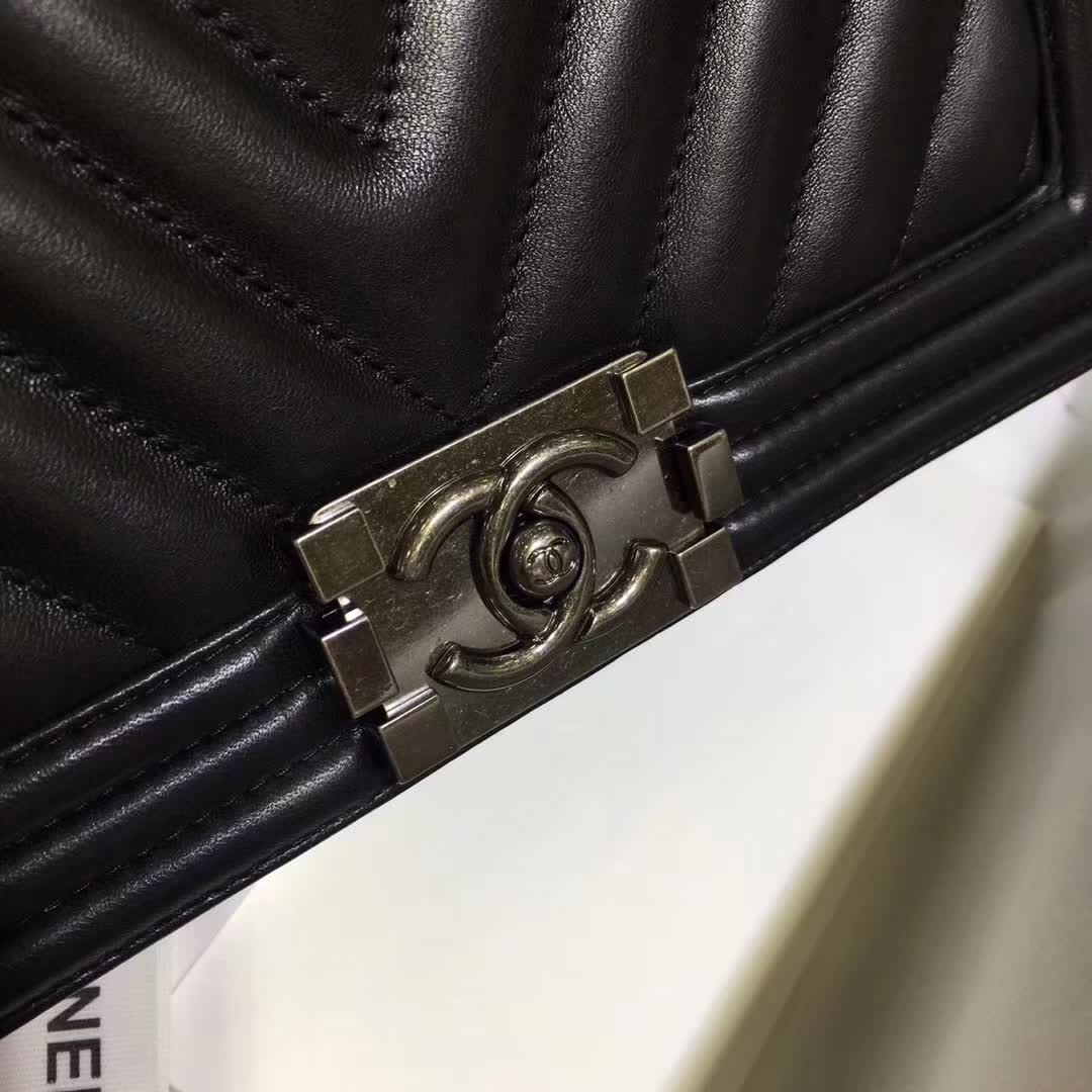 Chanel 香奈儿 Leboy V字绣 羊皮 黑色 25cm 古银五金