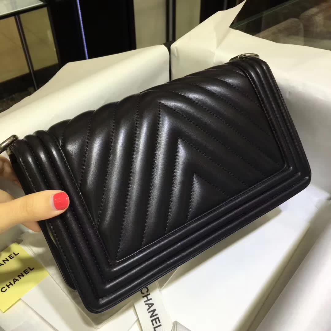 Chanel 香奈儿 Leboy V字绣 羊皮 黑色 25cm 古银五金