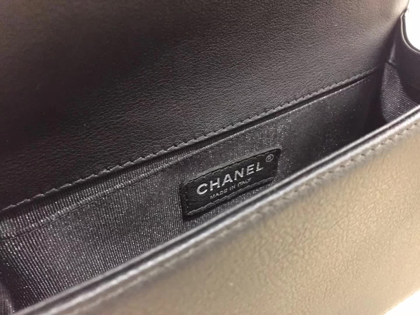 Chanel 香奈儿 Leboy  宫廷款 胎牛皮 黑色 25cm 古银五金