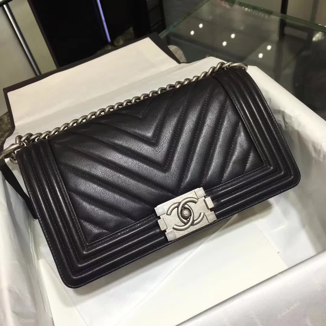 Chanel 香奈儿 Leboy  大V 胎牛皮 黑色 25cm 五金：古银