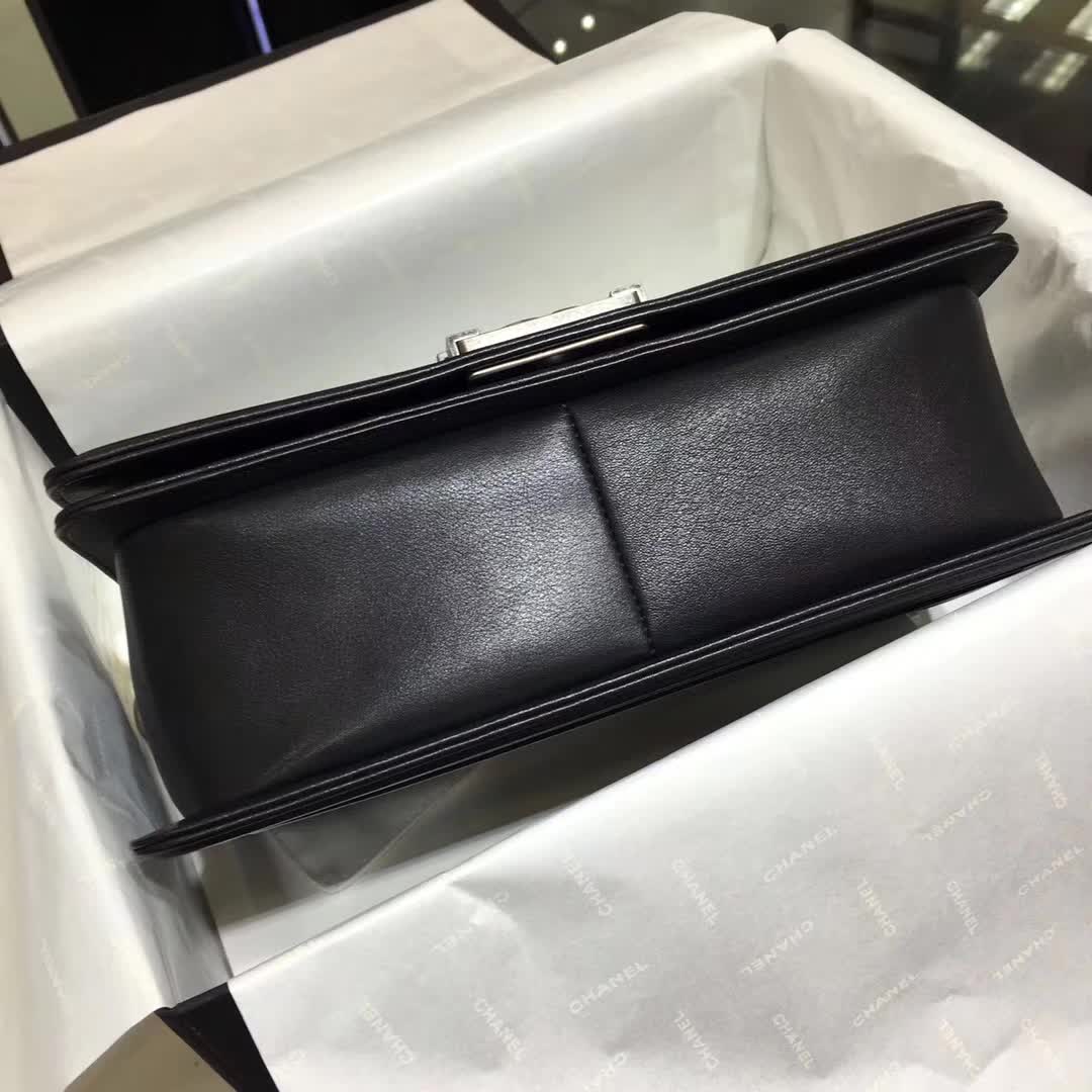 Chanel 香奈儿 Leboy  大V 胎牛皮 黑色 25cm 五金：古银