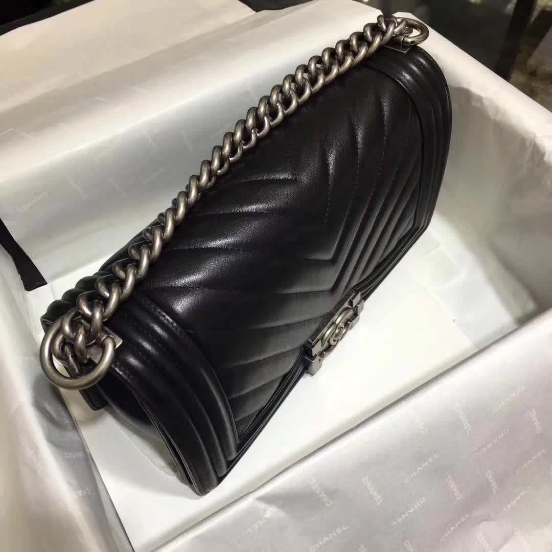 Chanel 香奈儿 Leboy  大V 胎牛皮 黑色 25cm 五金：古银