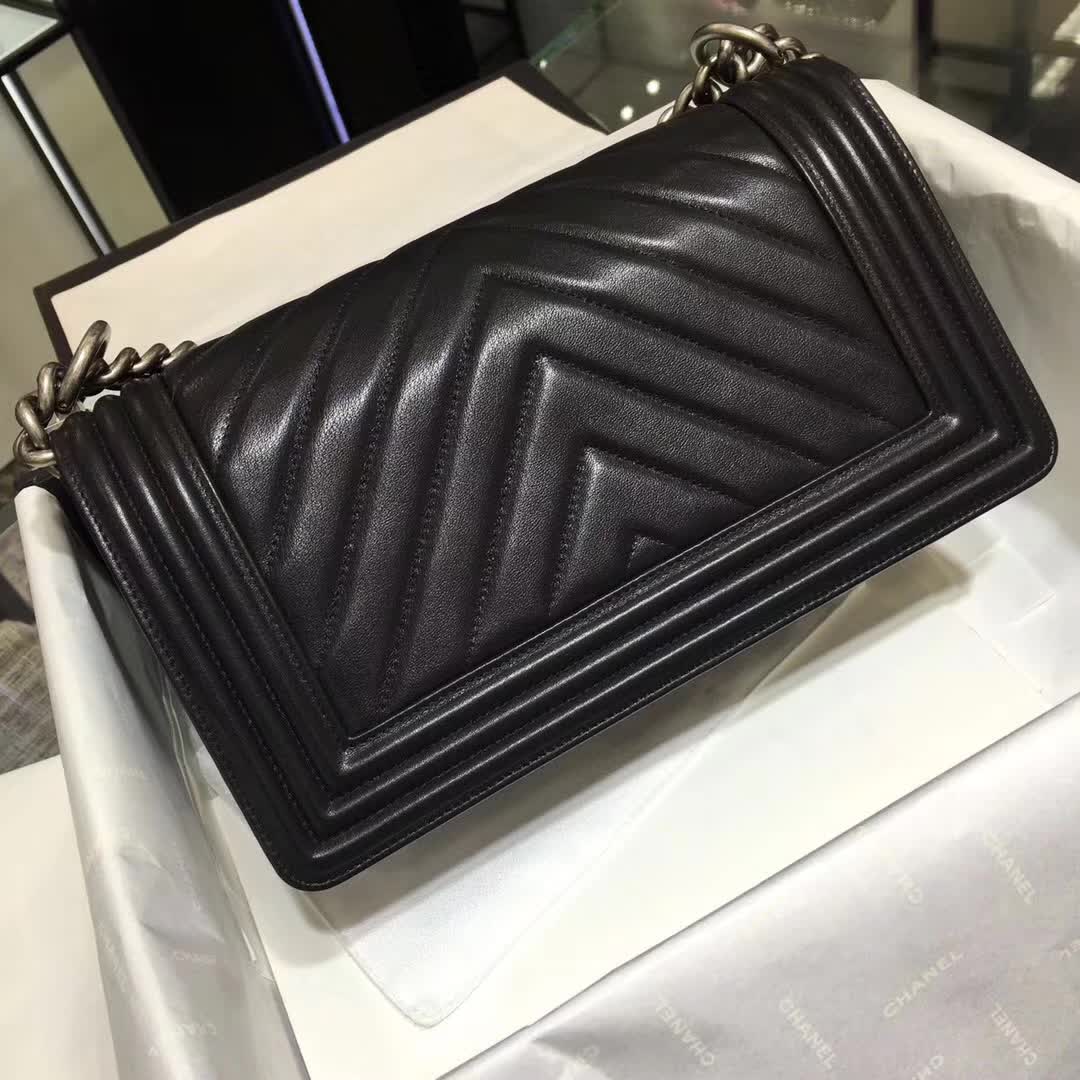 Chanel 香奈儿 Leboy  大V 胎牛皮 黑色 25cm 五金：古银