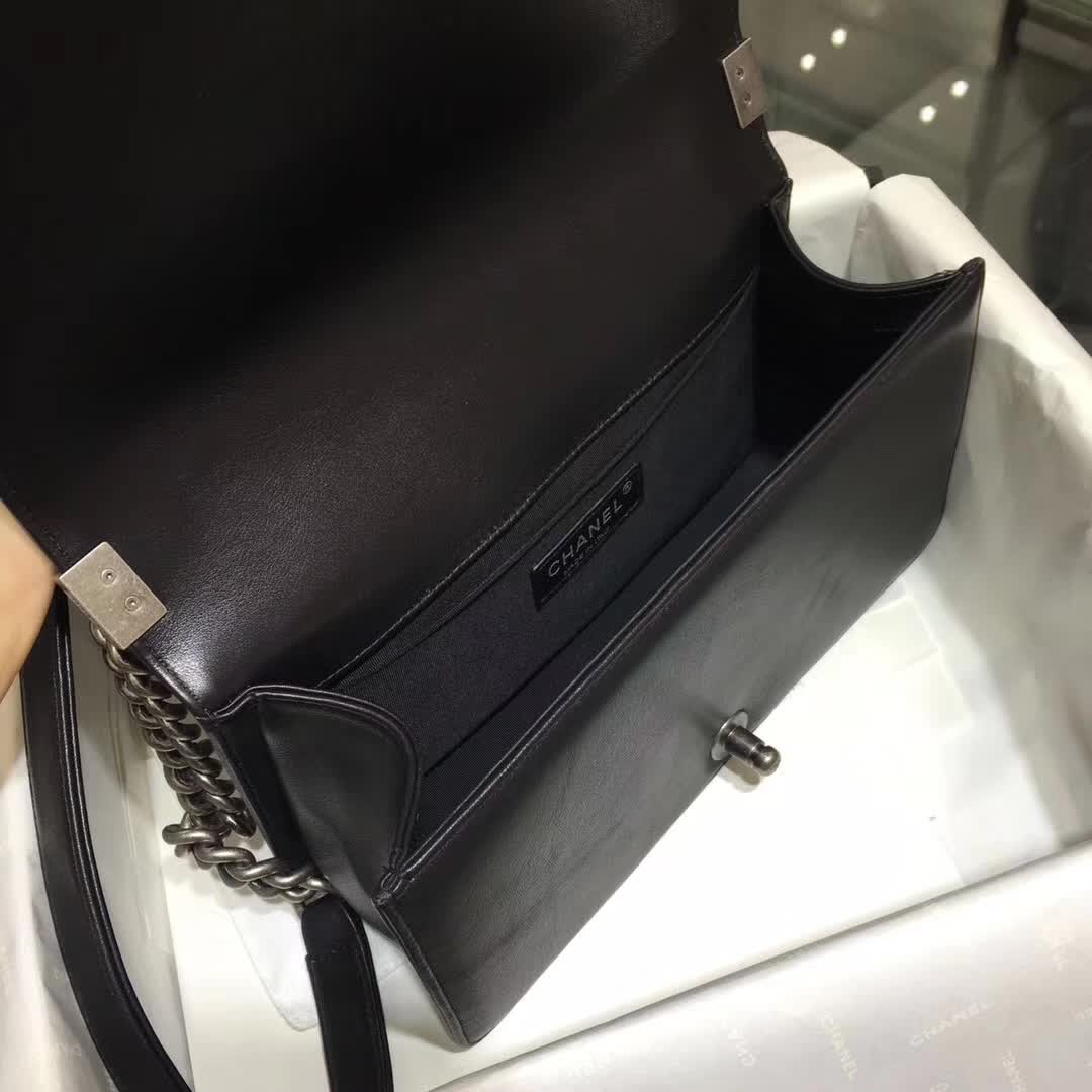 Chanel 香奈儿 Leboy  大V 胎牛皮 黑色 25cm 五金：古银