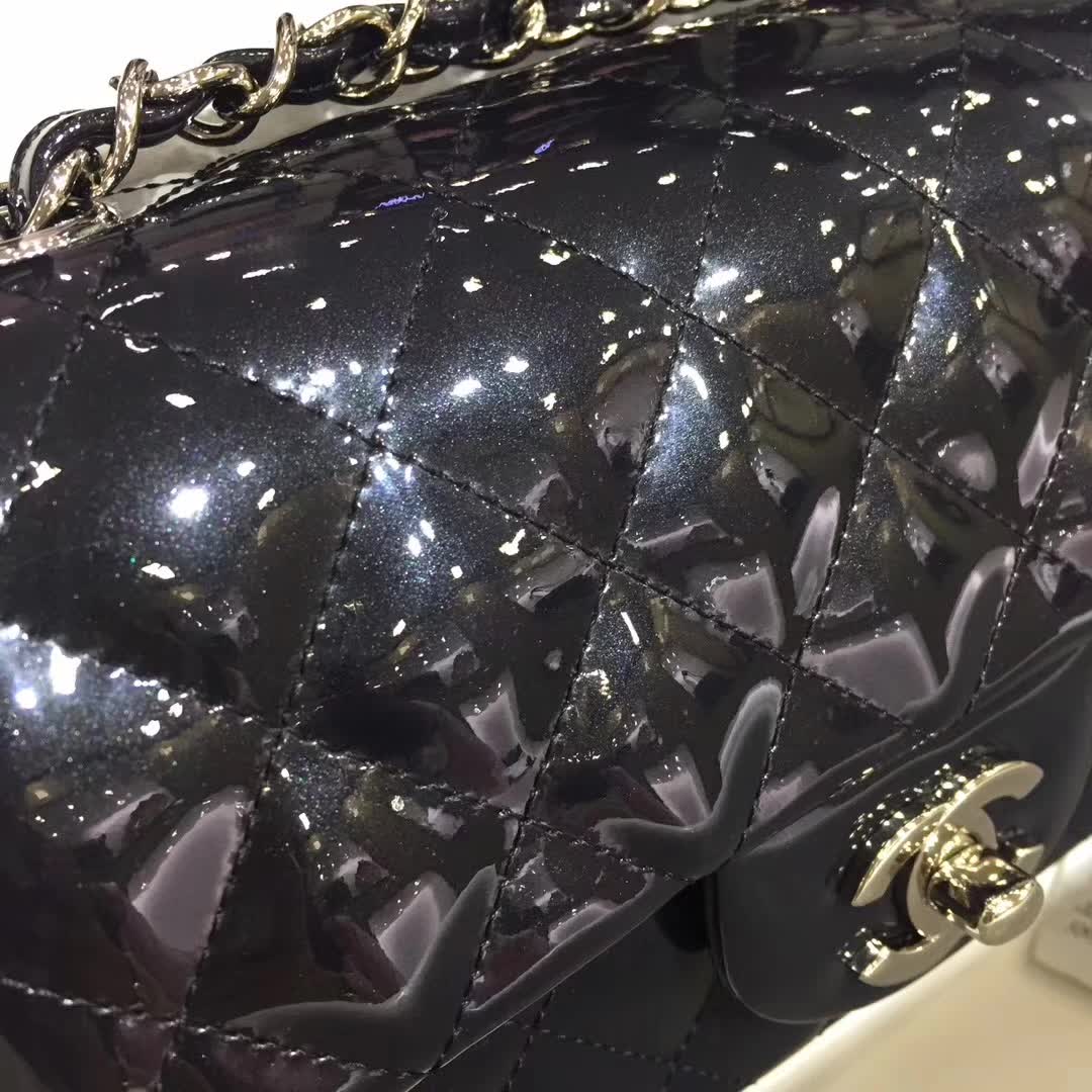 Chanel 香奈儿 Classic Flap 漆皮 珠光铁灰 20cm 五金：银