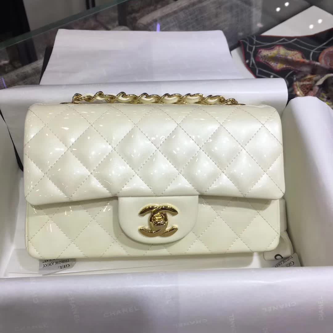 Chanel 香奈儿 Classic Flap 漆皮 奶白色 20cm 五金：金