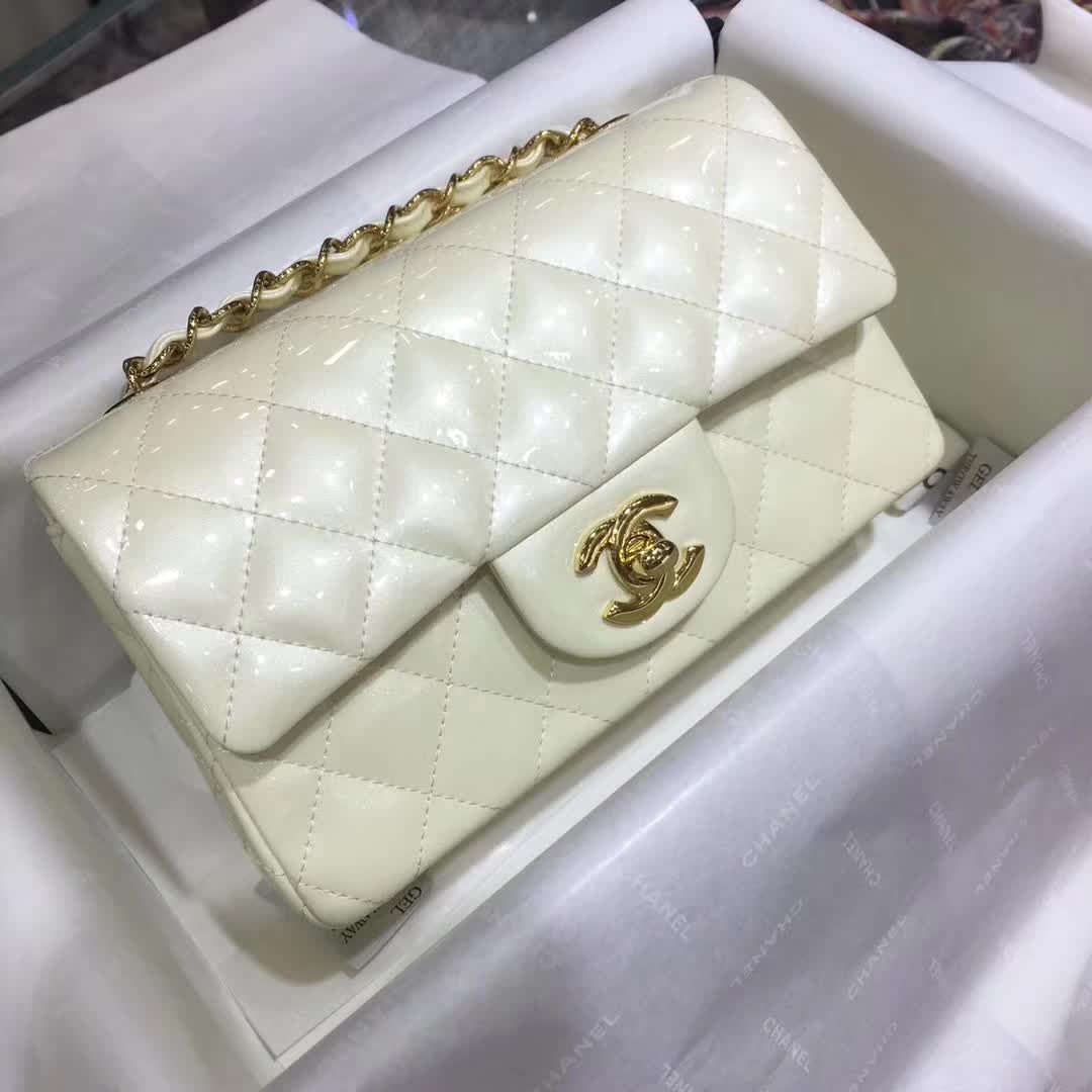 Chanel 香奈儿 Classic Flap 漆皮 奶白色 20cm 五金：金