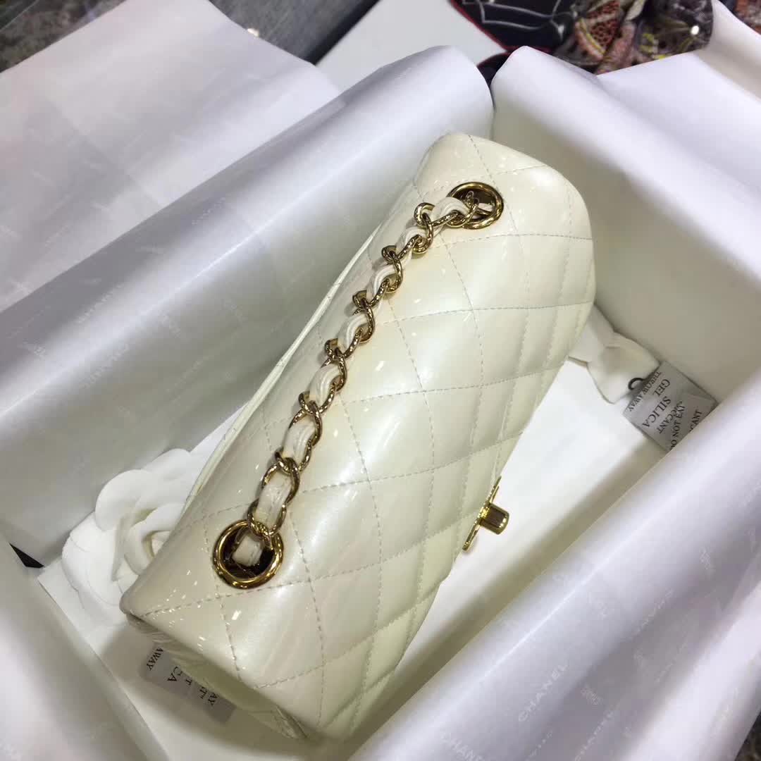 Chanel 香奈儿 Classic Flap 漆皮 奶白色 20cm 五金：金