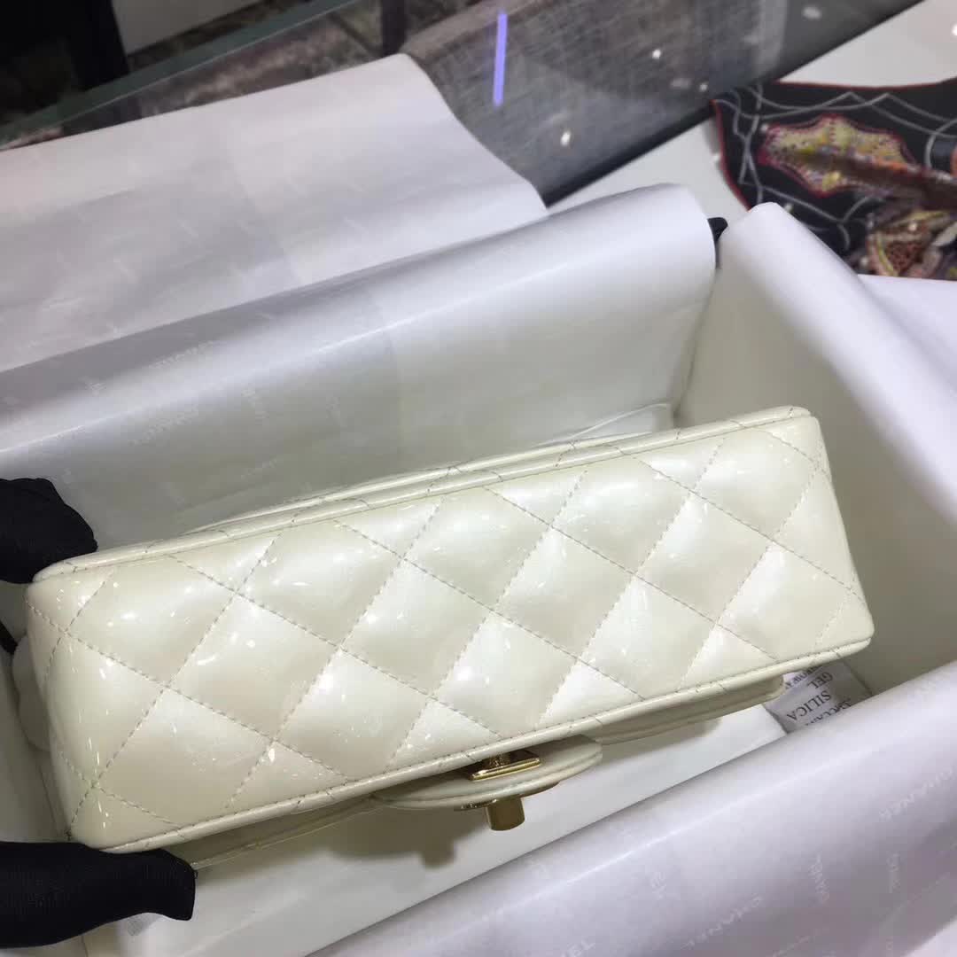 Chanel 香奈儿 Classic Flap 漆皮 奶白色 20cm 五金：金