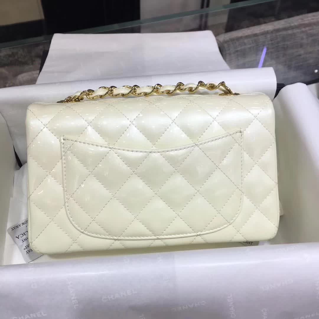 Chanel 香奈儿 Classic Flap 漆皮 奶白色 20cm 五金：金