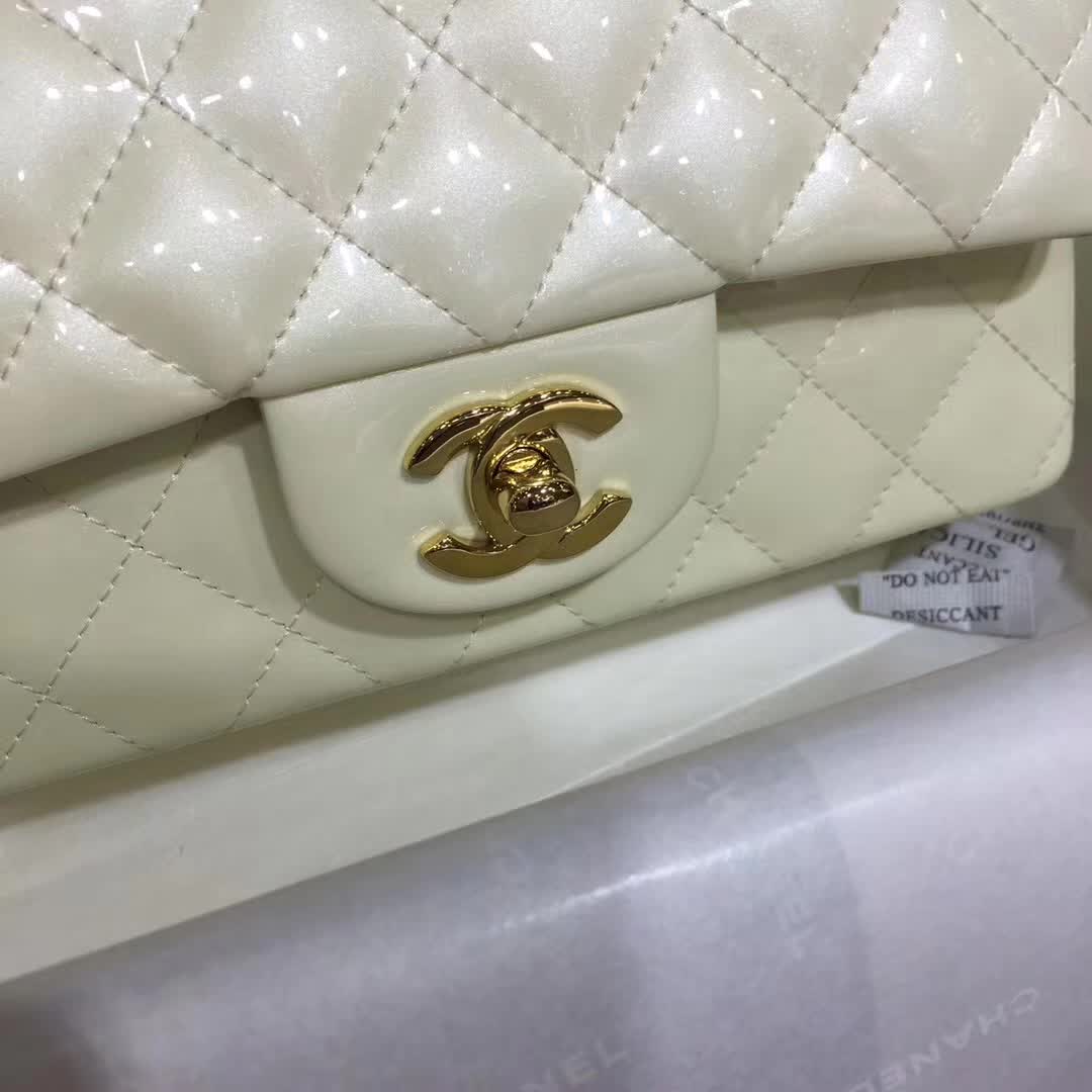 Chanel 香奈儿 Classic Flap 漆皮 奶白色 20cm 五金：金