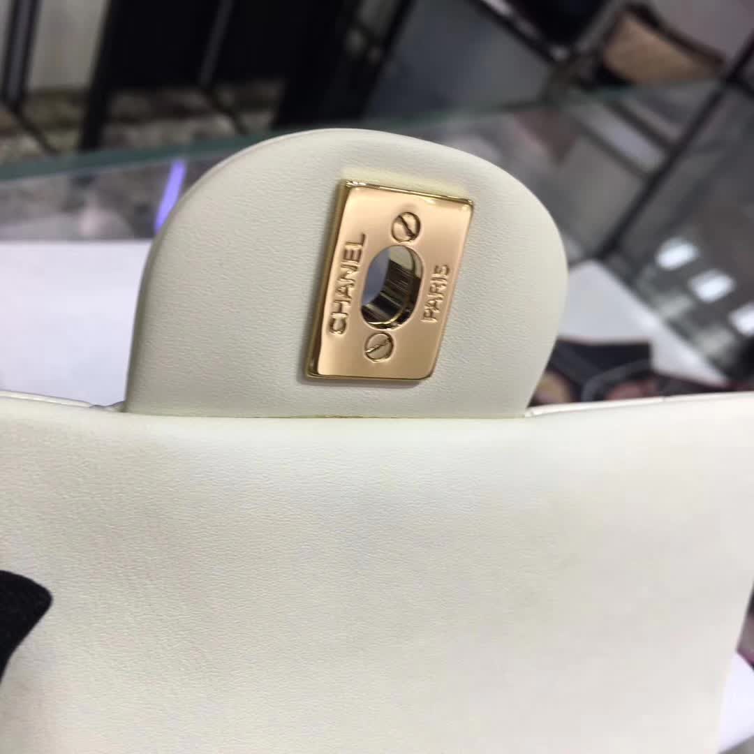 Chanel 香奈儿 Classic Flap 漆皮 奶白色 20cm 五金：金