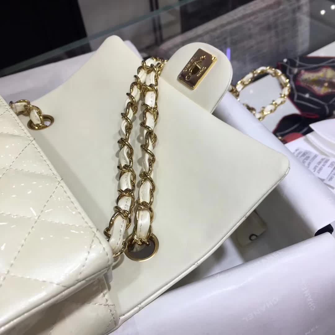 Chanel 香奈儿 Classic Flap 漆皮 奶白色 20cm 五金：金