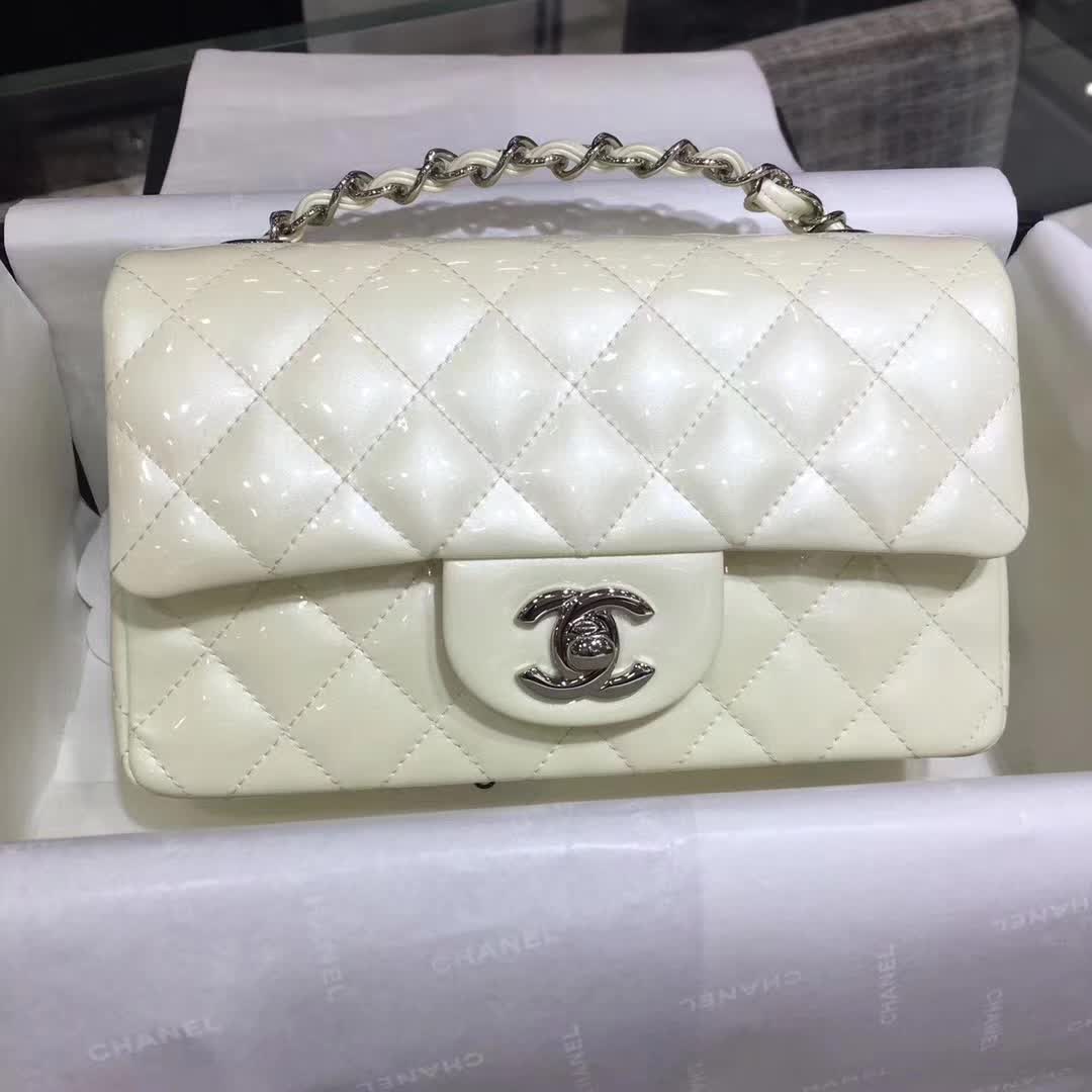 Chanel 香奈儿 Classic Flap 漆皮 白色 20cm 五金：银扣