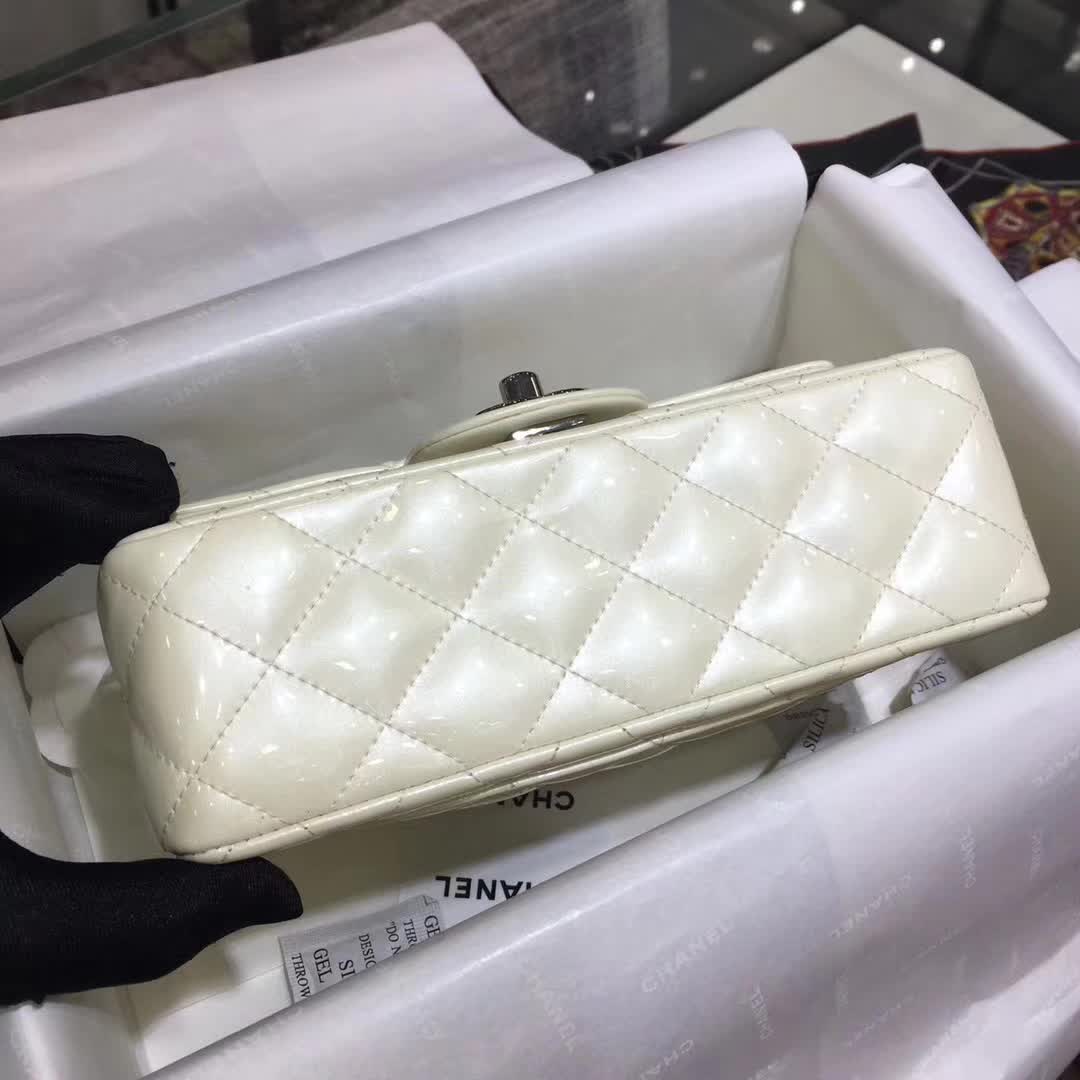 Chanel 香奈儿 Classic Flap 漆皮 白色 20cm 五金：银扣