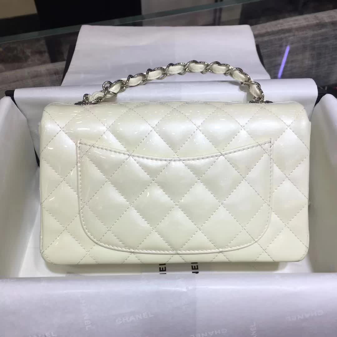 Chanel 香奈儿 Classic Flap 漆皮 白色 20cm 五金：银扣