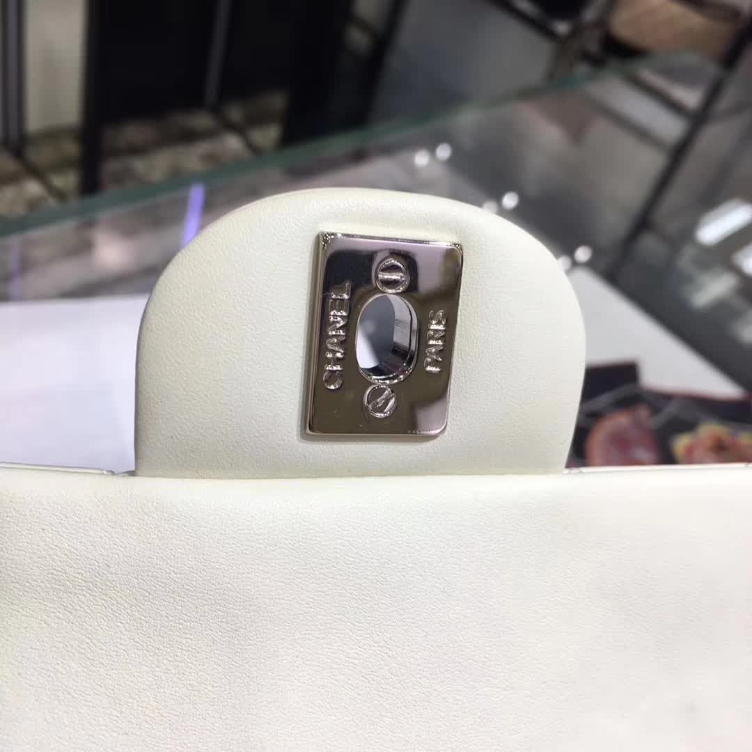 Chanel 香奈儿 Classic Flap 漆皮 白色 20cm 五金：银扣