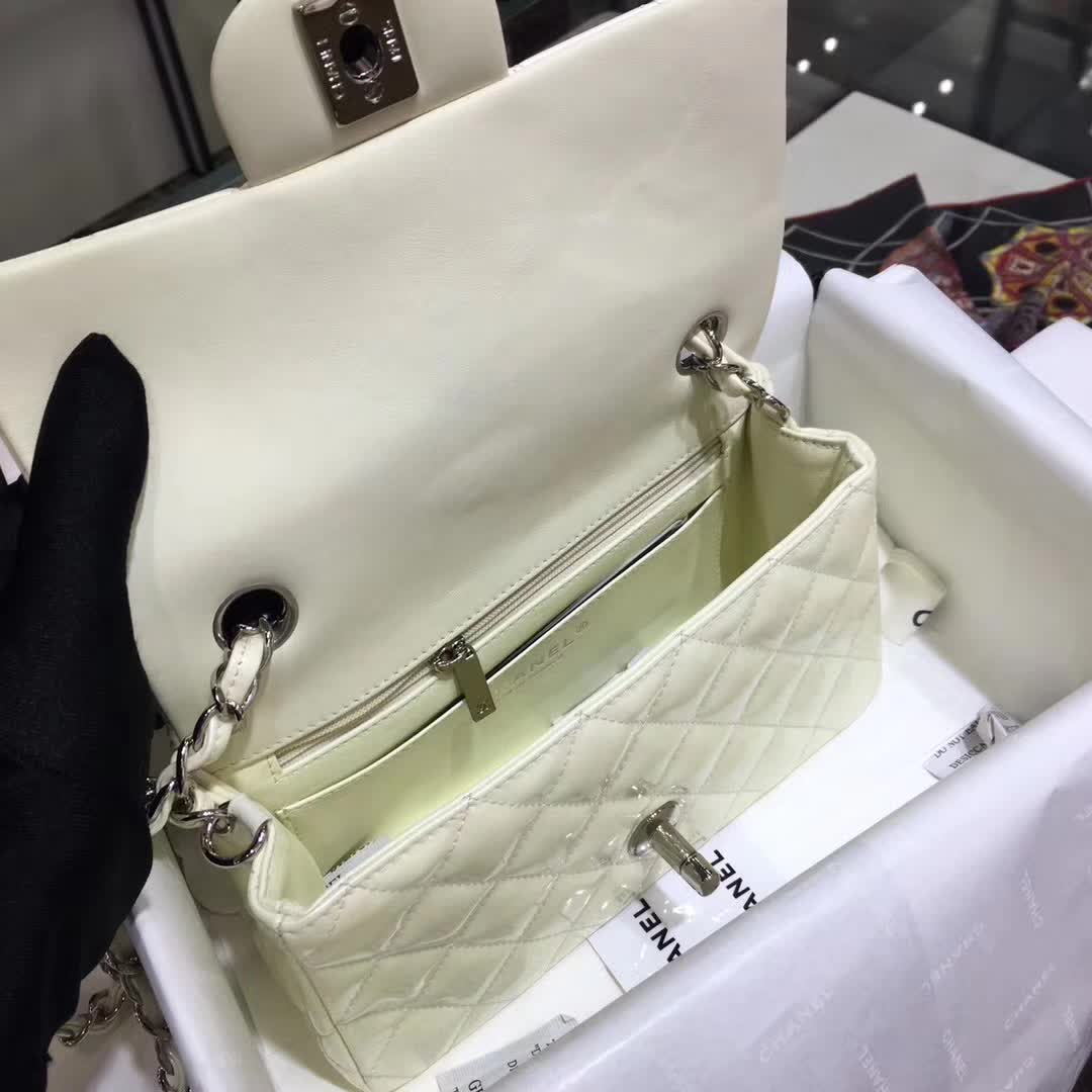 Chanel 香奈儿 Classic Flap 漆皮 白色 20cm 五金：银扣