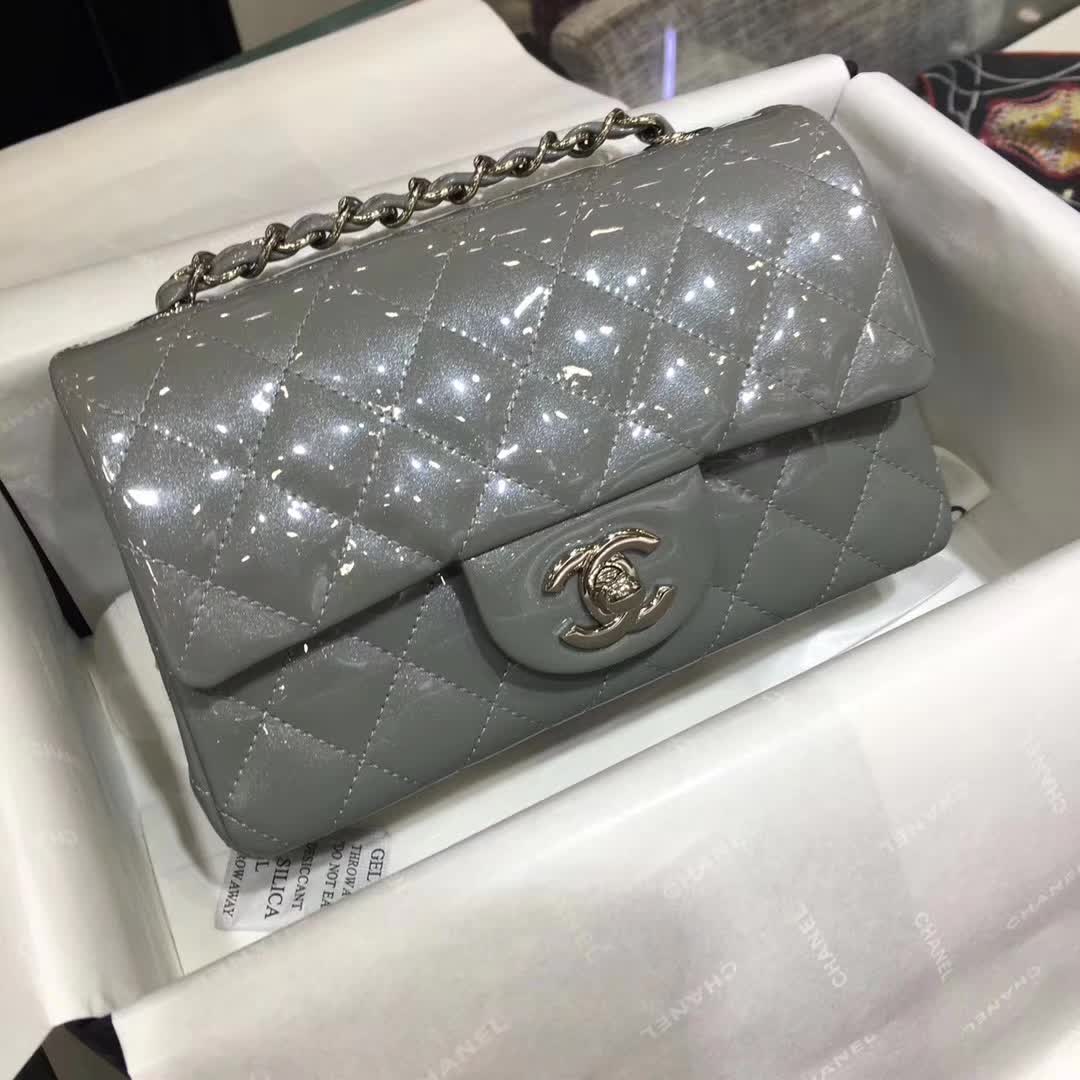 Chanel 香奈儿 Classic Flap 漆皮 珠光灰 20cm 五金：银扣