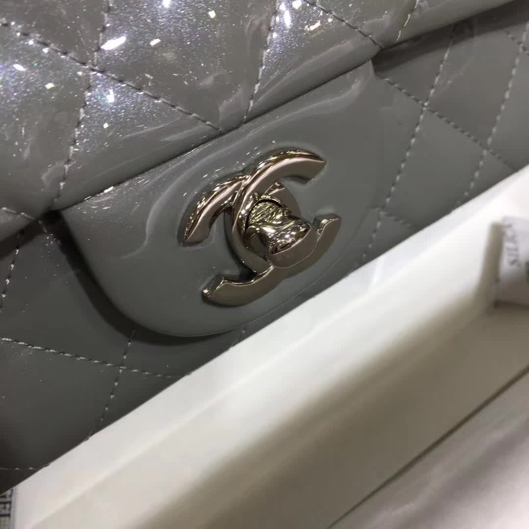 Chanel 香奈儿 Classic Flap 漆皮 珠光灰 20cm 五金：银扣