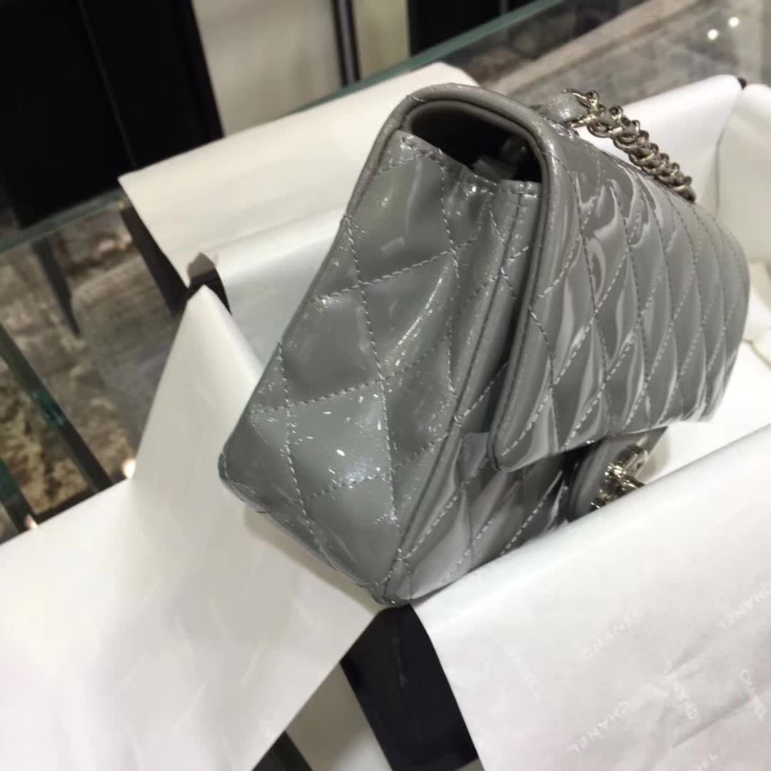 Chanel 香奈儿 Classic Flap 漆皮 珠光灰 20cm 五金：银扣