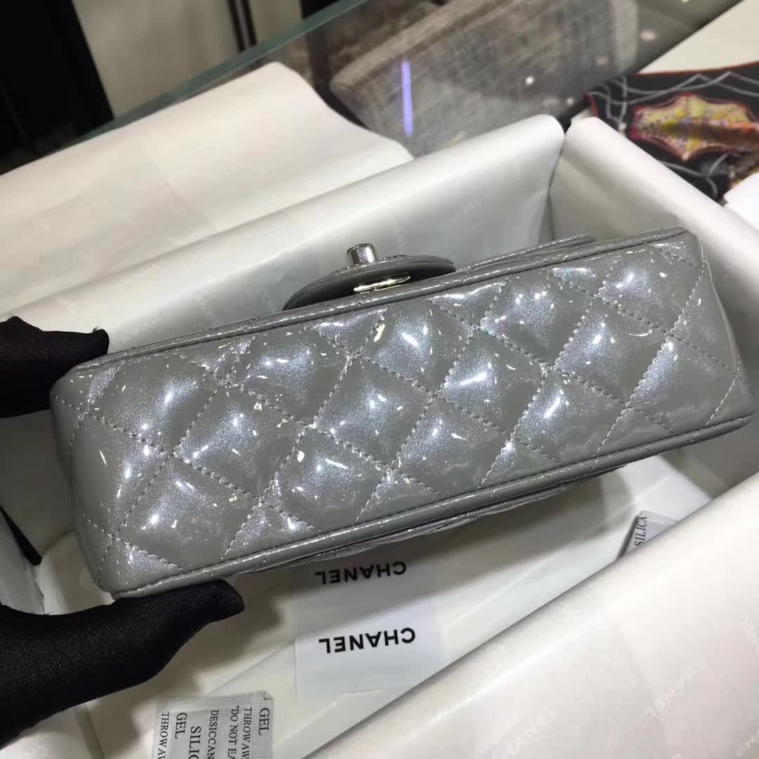 Chanel 香奈儿 Classic Flap 漆皮 珠光灰 20cm 五金：银扣