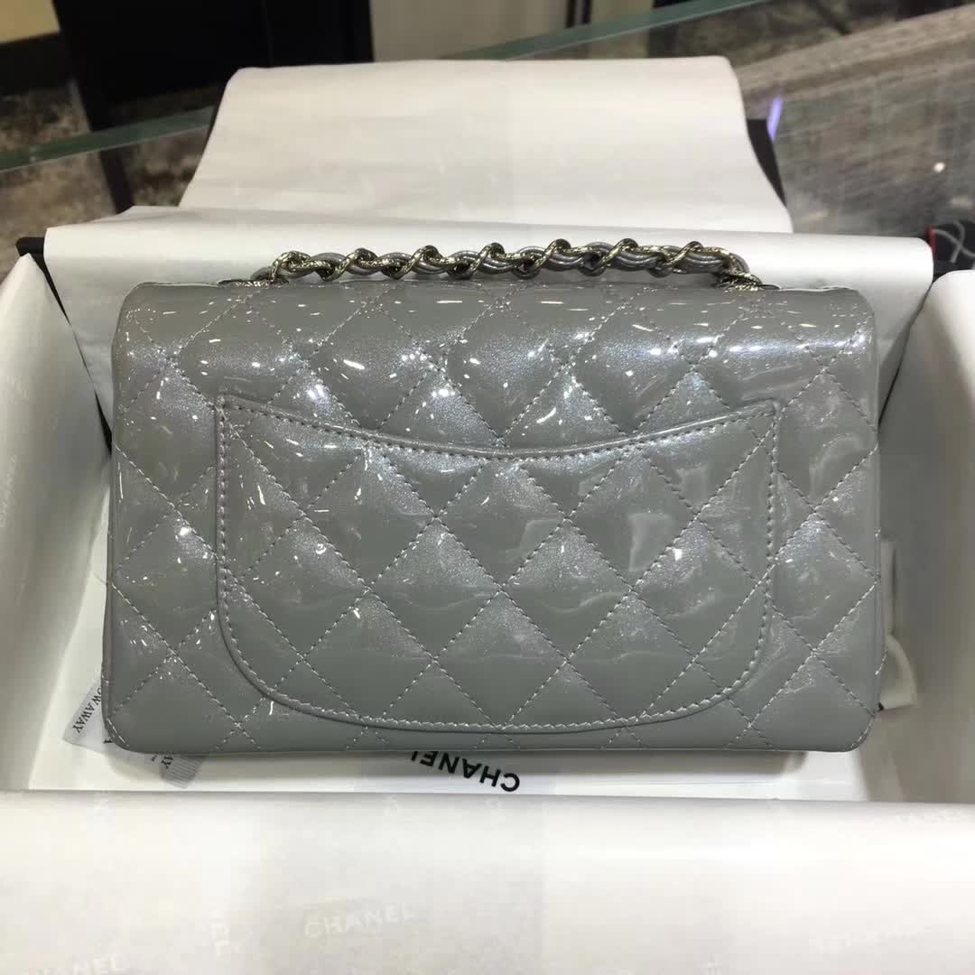 Chanel 香奈儿 Classic Flap 漆皮 珠光灰 20cm 五金：银扣