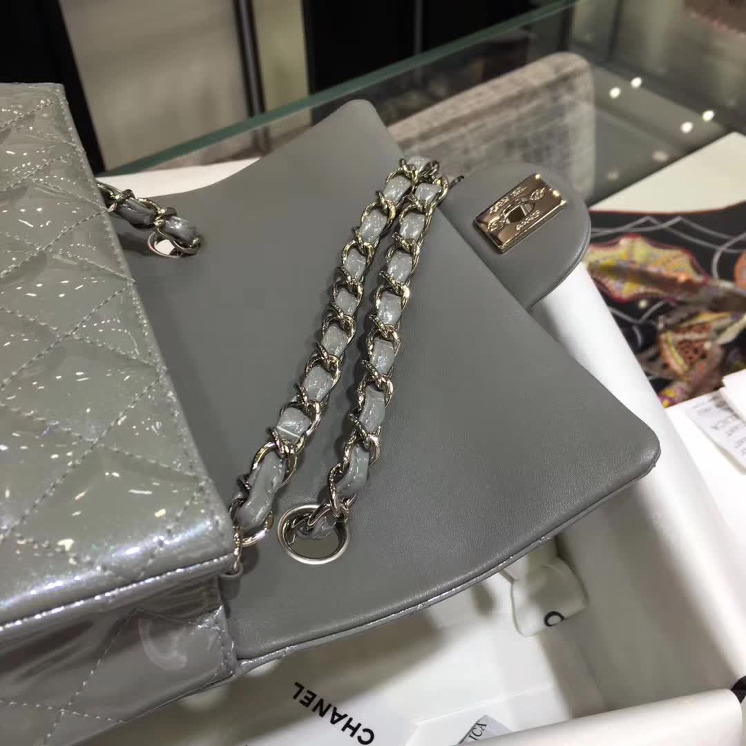Chanel 香奈儿 Classic Flap 漆皮 珠光灰 20cm 五金：银扣