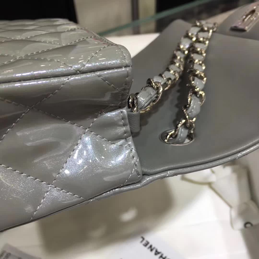 Chanel 香奈儿 Classic Flap 漆皮 珠光灰 20cm 五金：银扣