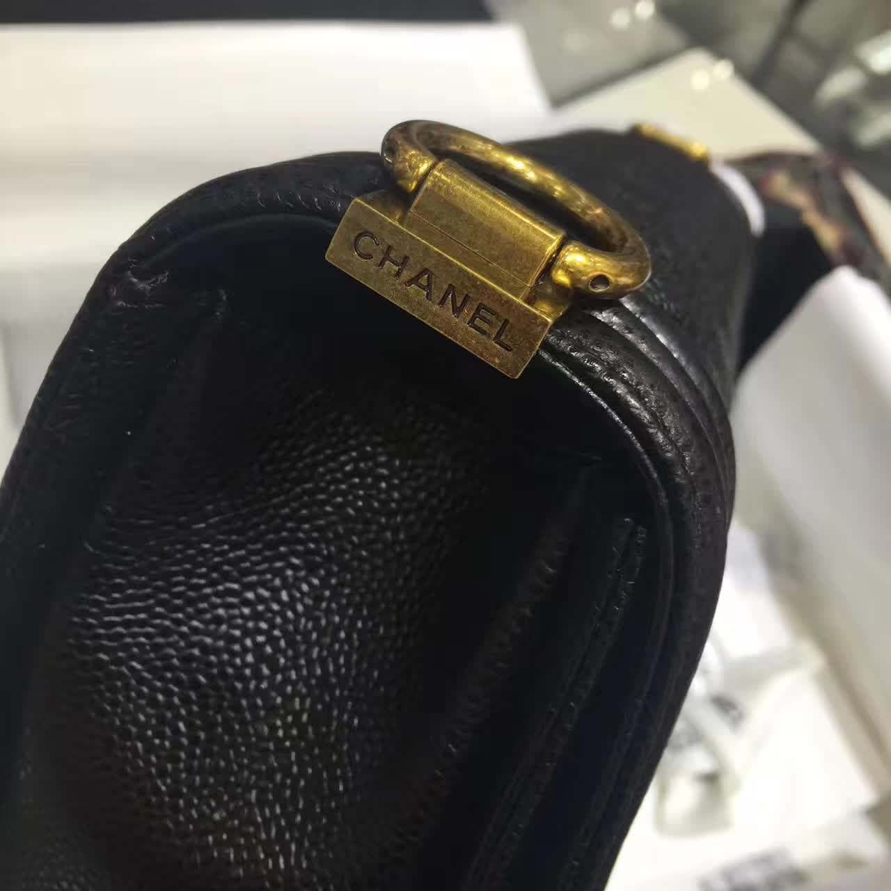 香奈儿官网  Chanel Leboy 28cm 黑色 古金色 球纹