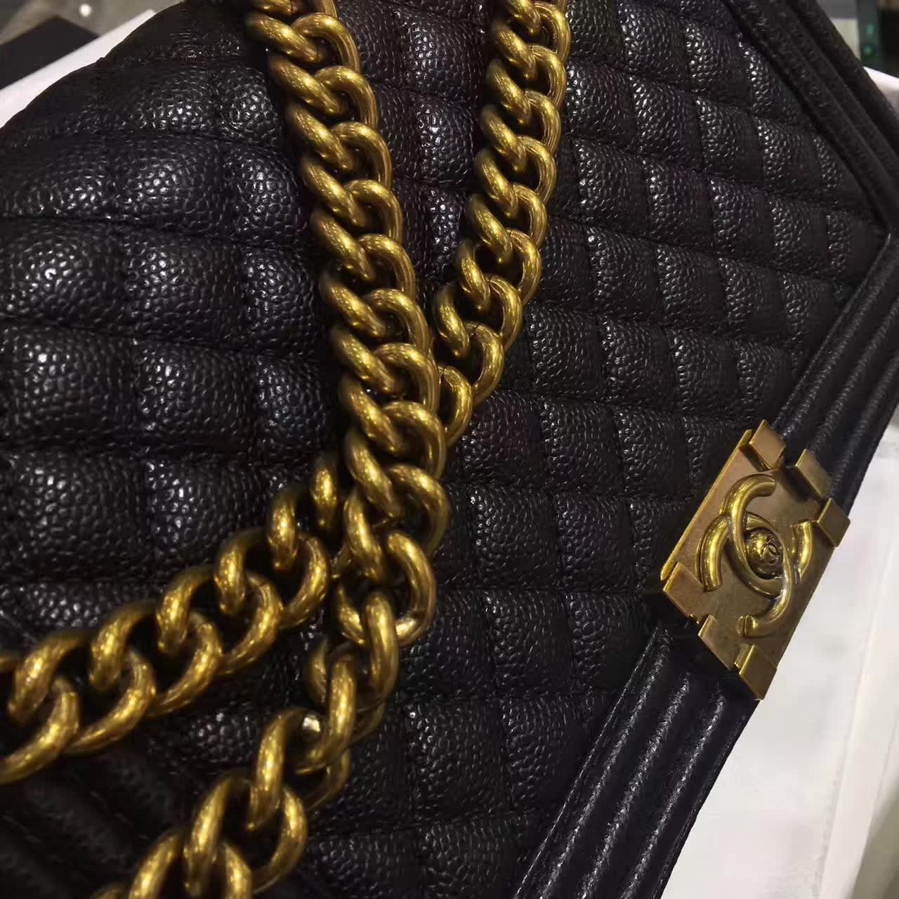 香奈儿官网  Chanel Leboy 28cm 黑色 古金色 球纹