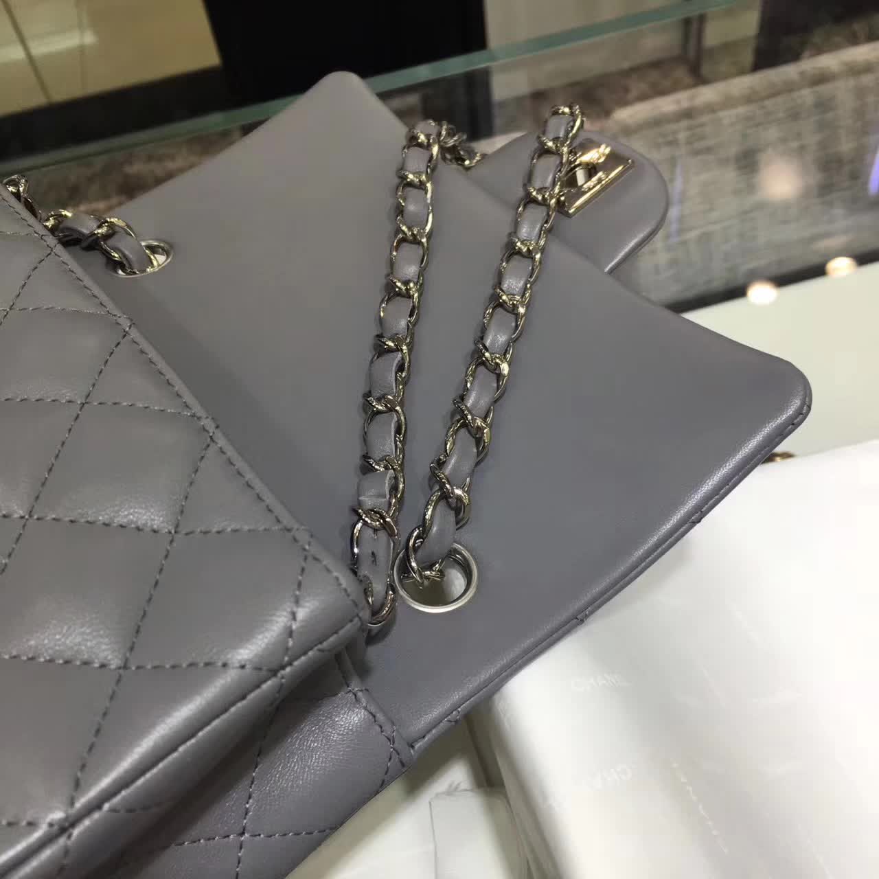 Chanel 香奈儿 Classic Flap 小羊皮 灰色 20cm 五金：银色