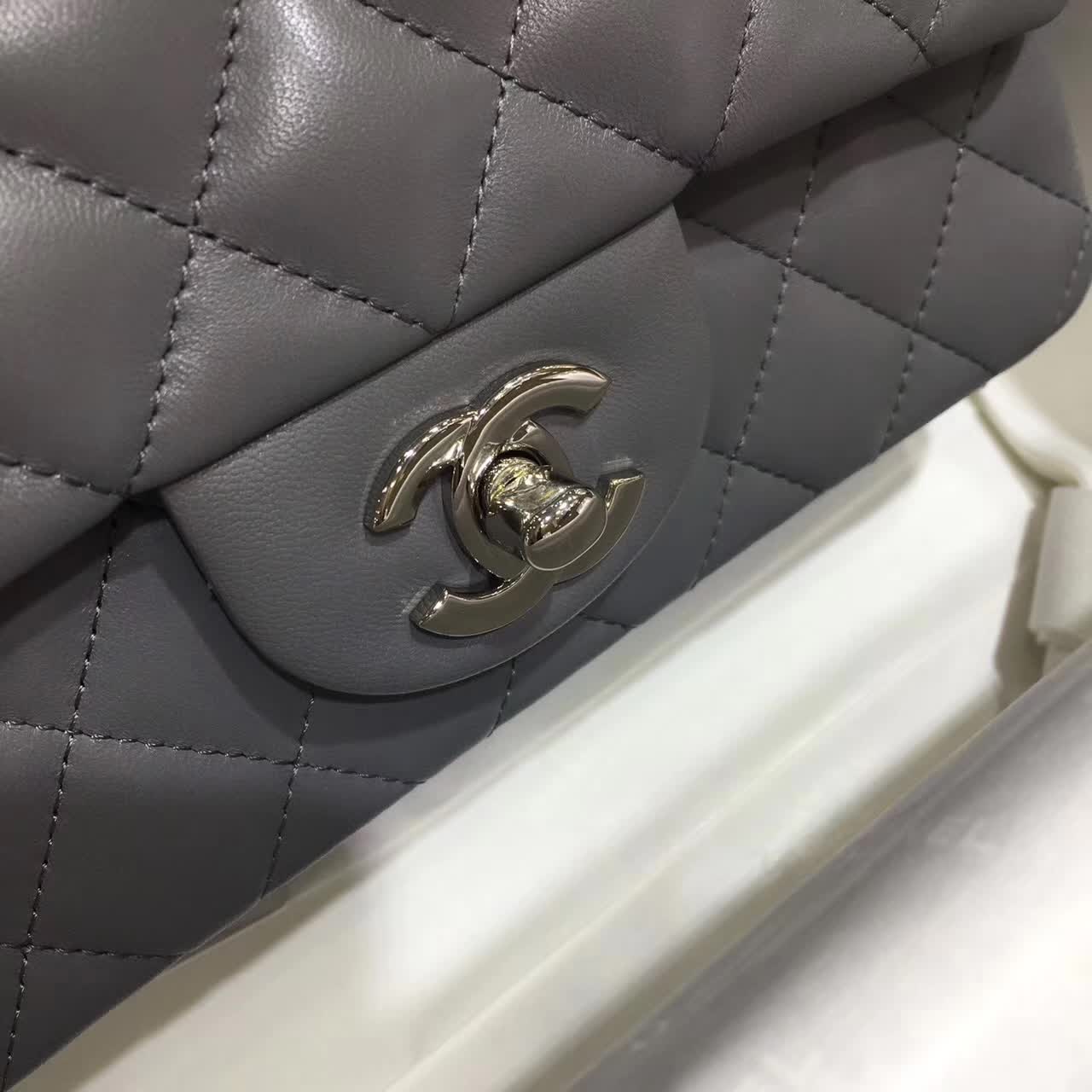 Chanel 香奈儿 Classic Flap 小羊皮 灰色 20cm 五金：银色