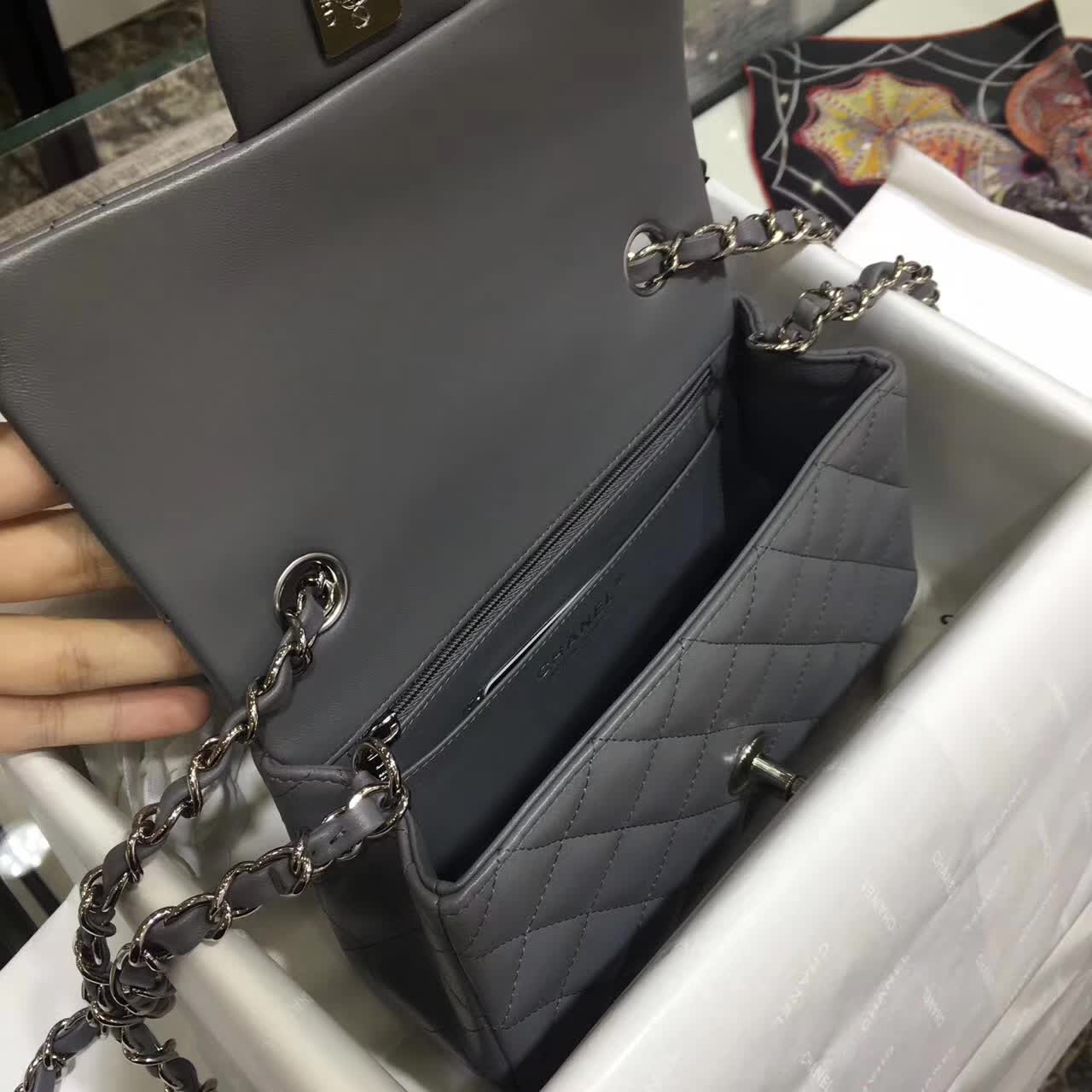 Chanel 香奈儿 Classic Flap 小羊皮 灰色 20cm 五金：银色