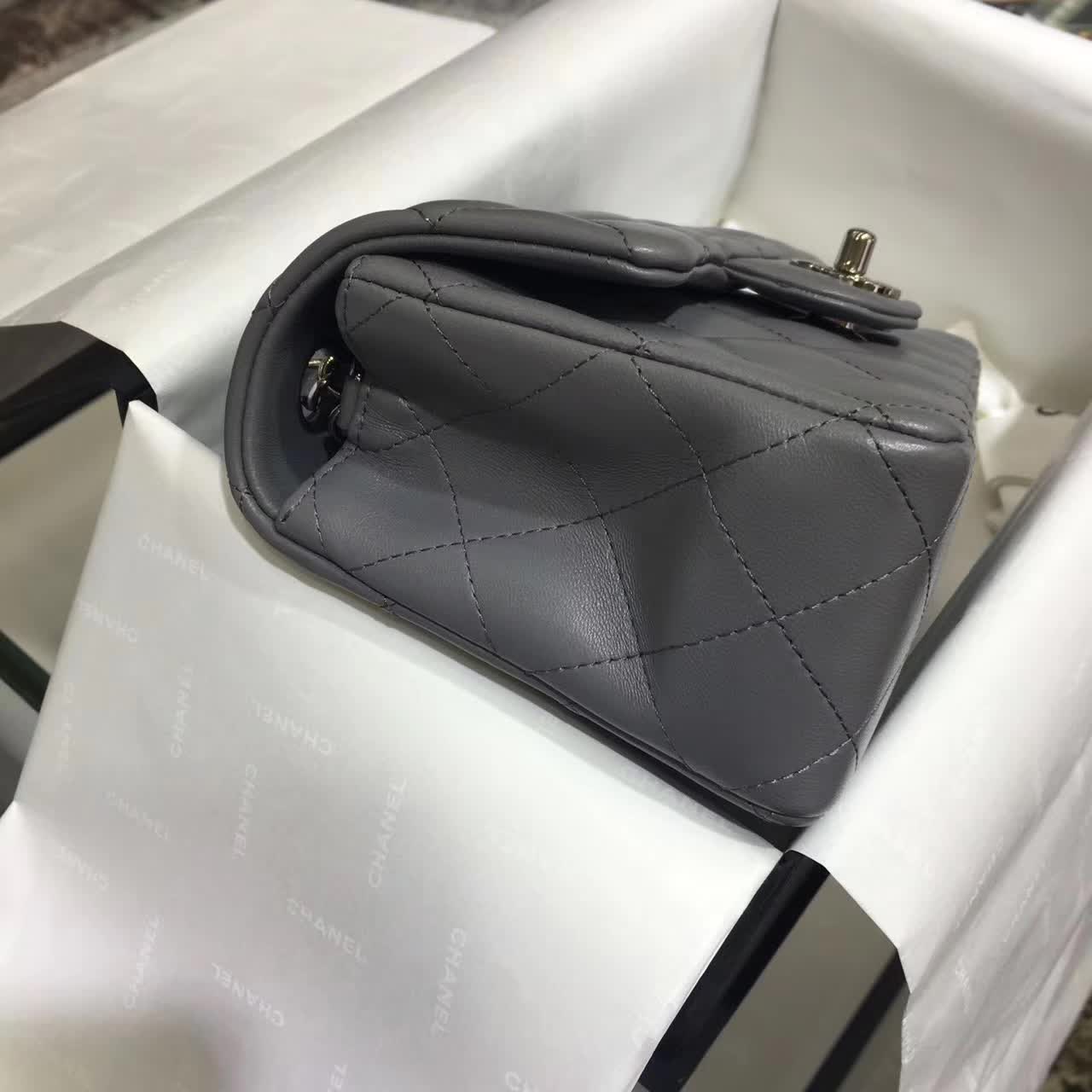 Chanel 香奈儿 Classic Flap 小羊皮 灰色 20cm 五金：银色