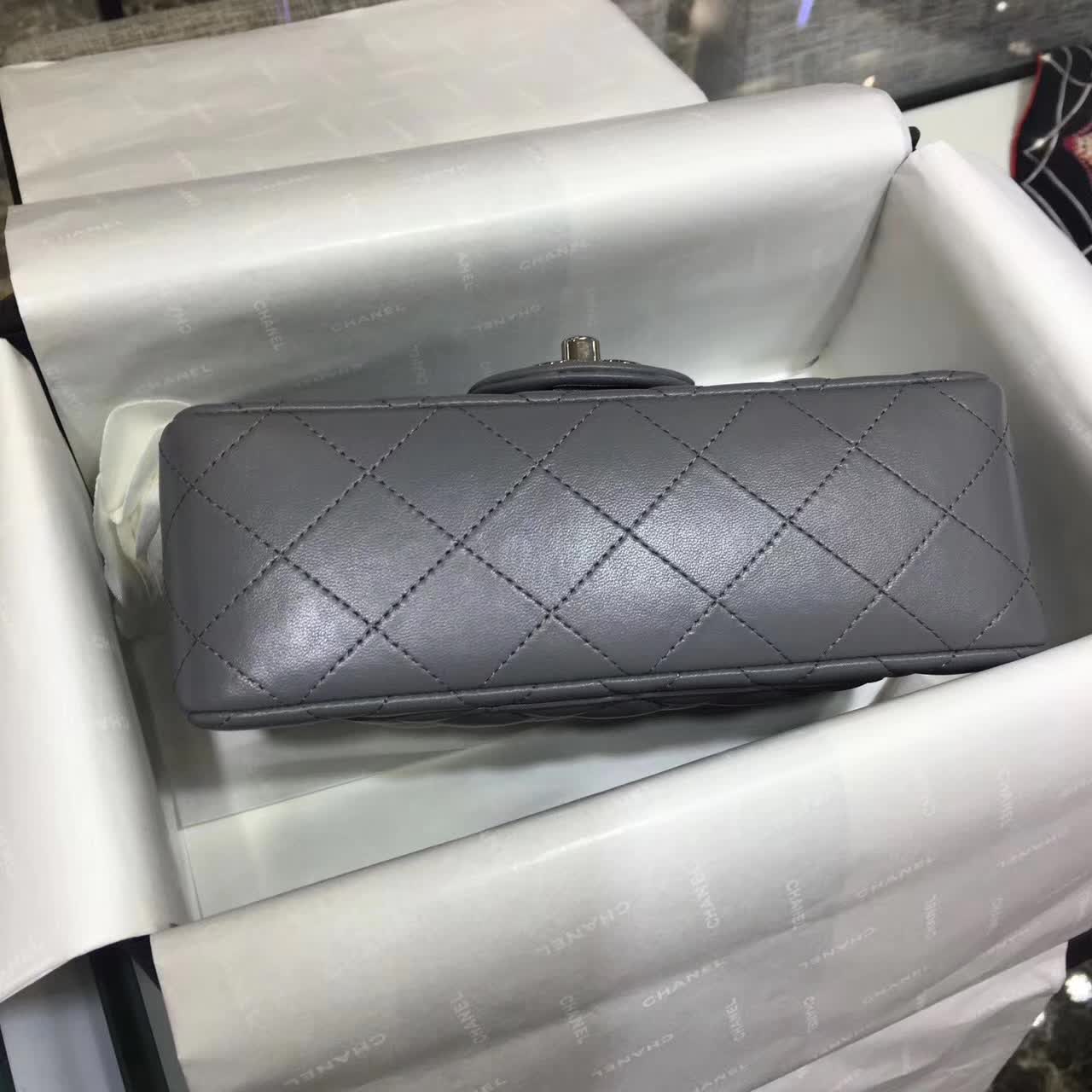 Chanel 香奈儿 Classic Flap 小羊皮 灰色 20cm 五金：银色